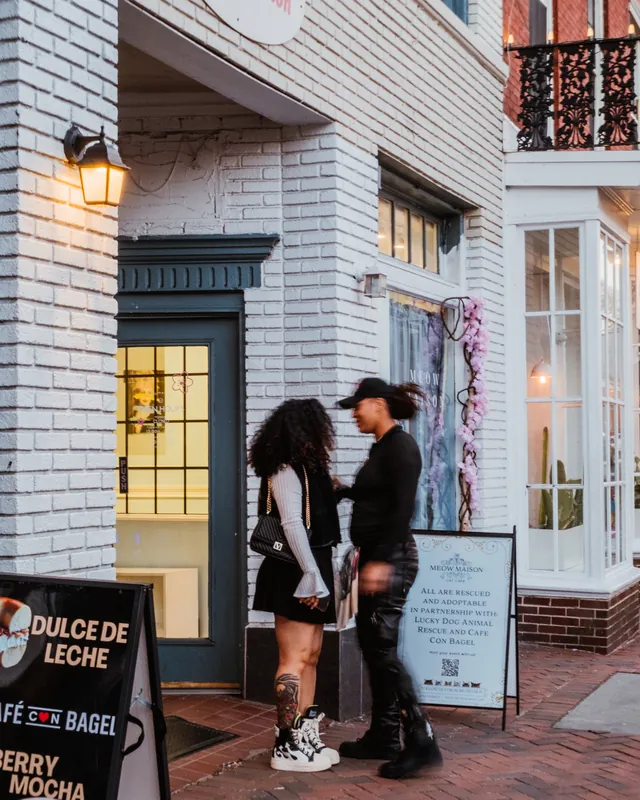 Outside Cafe Con Bagel, Wisconsin Avenue NW, Georgetown